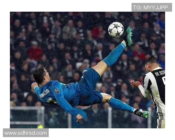 足球明星倒钩进球瞬间回顾与技术解析 深度解读这一经典动作的魅力与难度